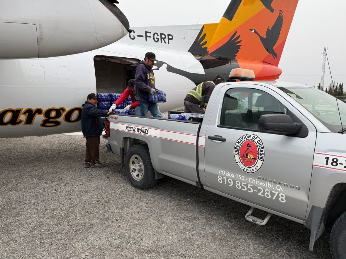 air-creebec-chisasibi-water-supply Men loaded bottled water from a plane to a pickup truck