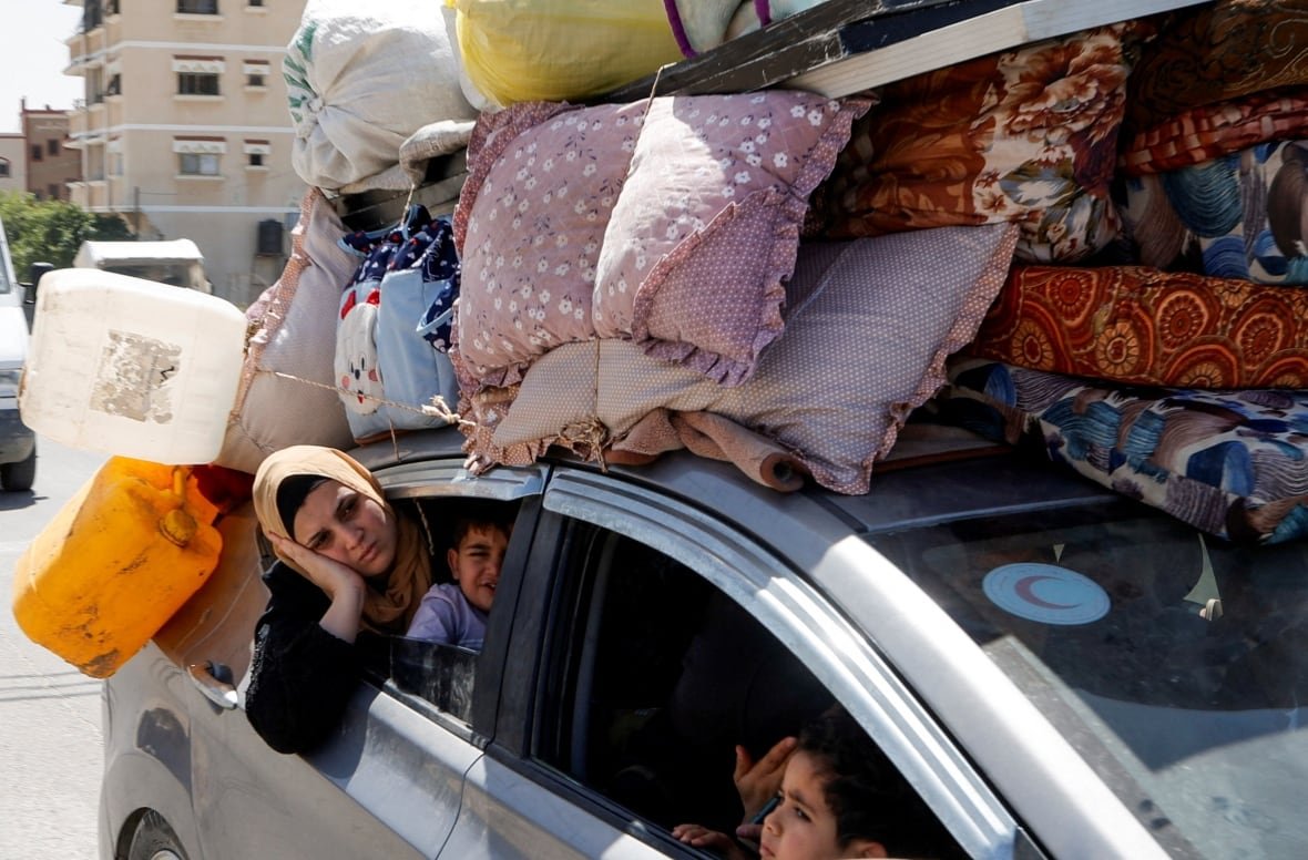 israel-palestinians-gaza-1 People in a car piled high with belongings and pillows