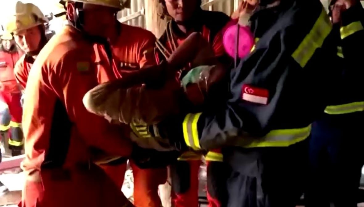 myanmar-earthquake-rescue Rescue workers carry an injured man.