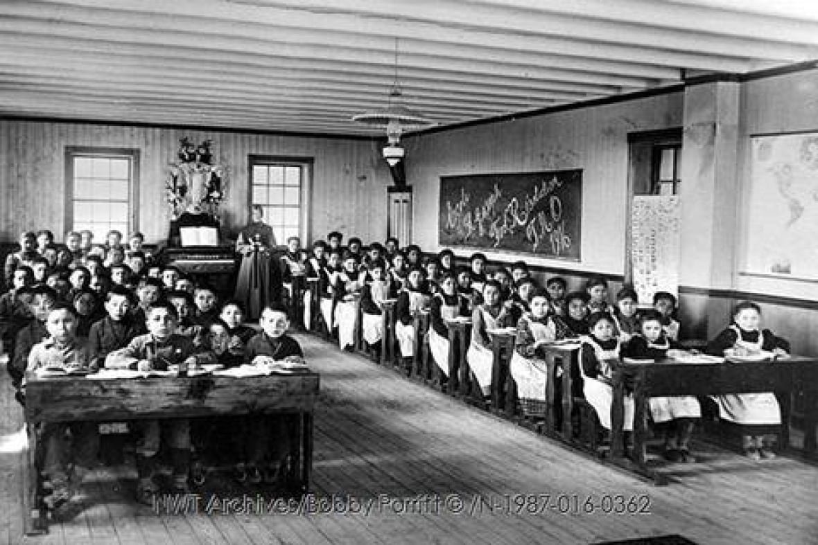 nwt-archives-bobby-porritt-fonds-n-1987-016-0362 Black and white photo of students at desks.