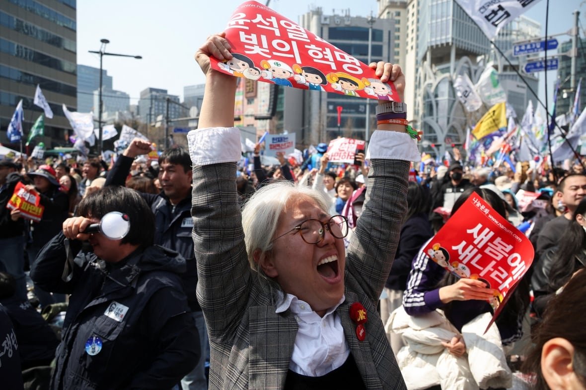 southkorea-politics-2 People celebrate during an outdoor rally.