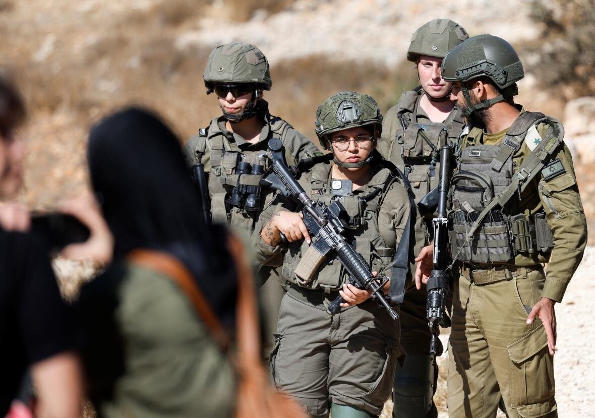 israel-palestinians-west-bank-settlers Israeli soldiers stand guard.