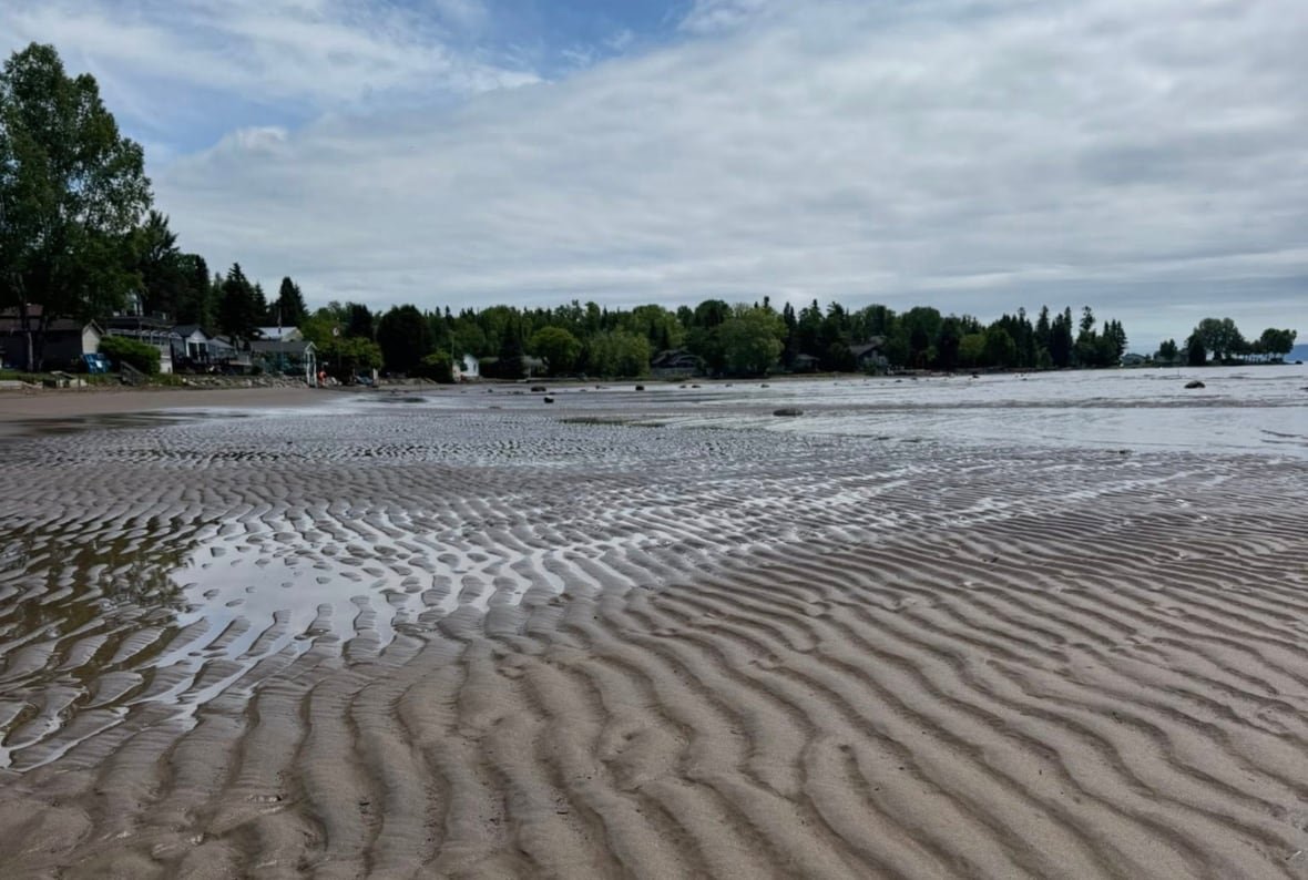 lake-superior-possible-meteotsunami-1 Ripples along sand where water used to be are shown on Floral Beach in Shuniah, Ont.