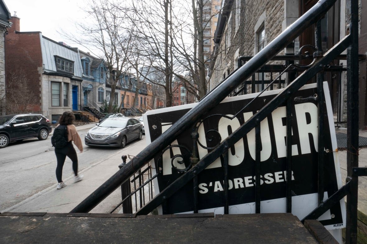A for rent sign is shown in French tacked to a railing.