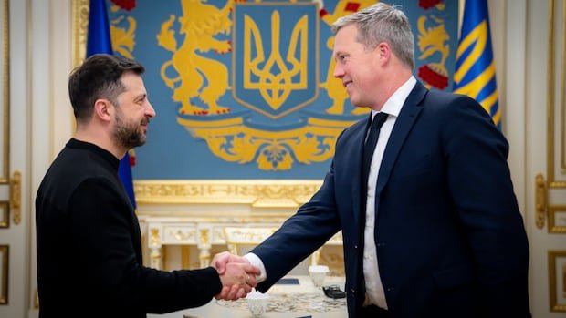 “Ukraine at Crossroads: Zelenskyy Considers U.S. Peace Proposal”